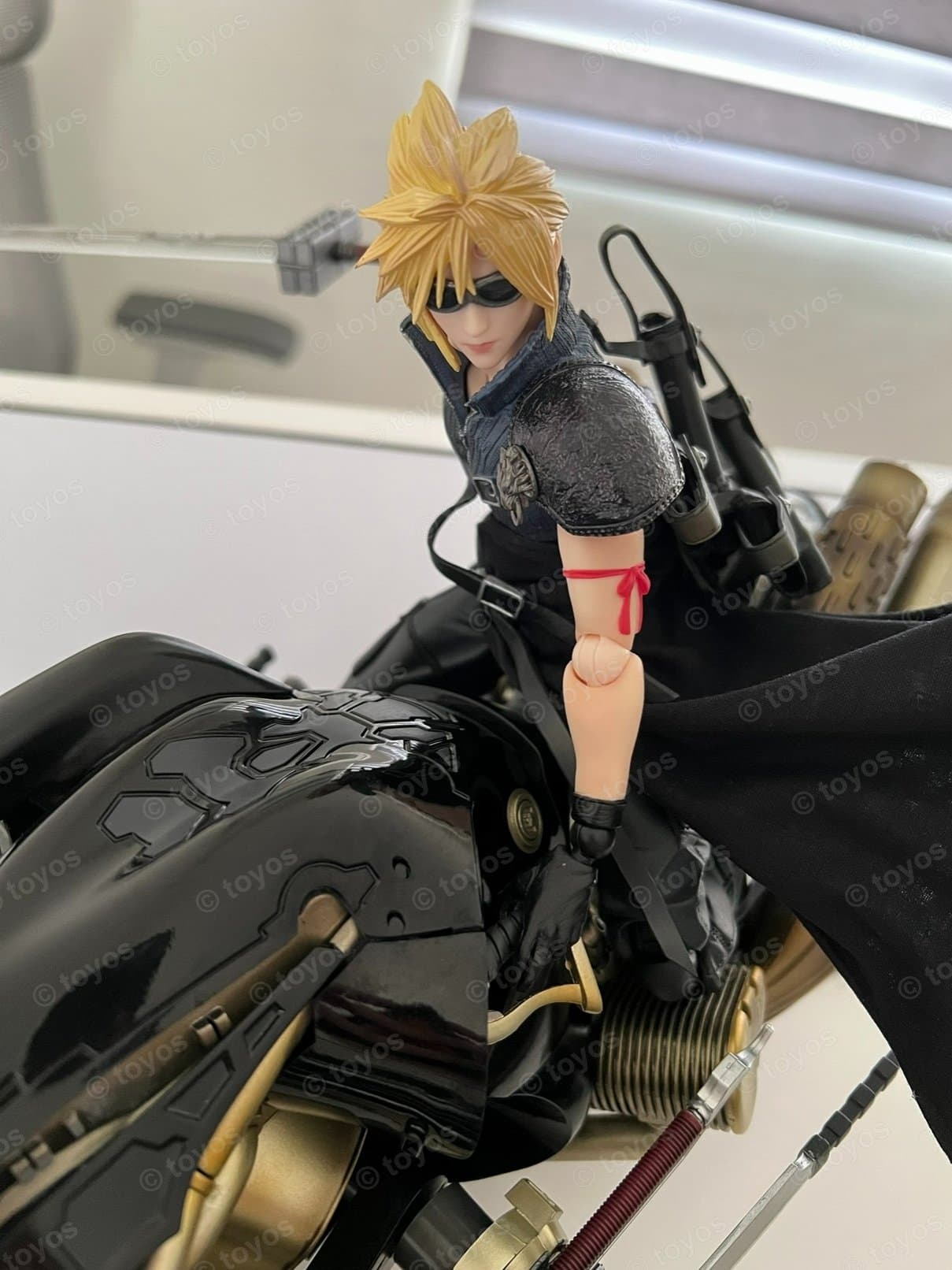 Final Fantasy VII Cloud Strife & Fenrir Motorcycle Figure – Detailed Anime Collectible Display Piece